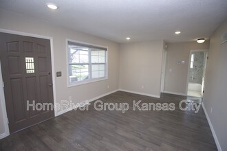 8205 NE 51st St in Kansas City, MO - Building Photo - Building Photo