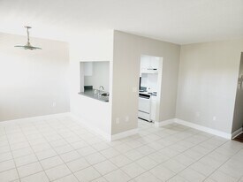 1001 77th Ave N, Unit 205 in St. Petersburg, FL - Building Photo