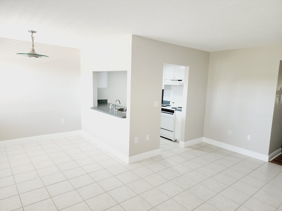 1001 77th Ave N, Unit 205 in St. Petersburg, FL - Building Photo