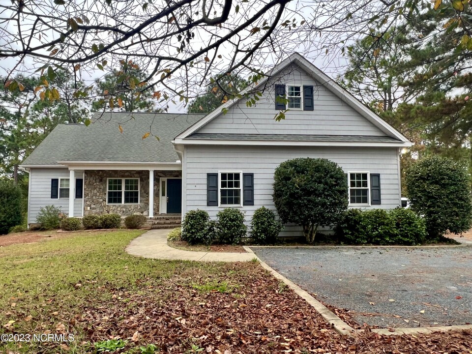 108 Fawnwood Dr in Seven Lakes, NC - Building Photo