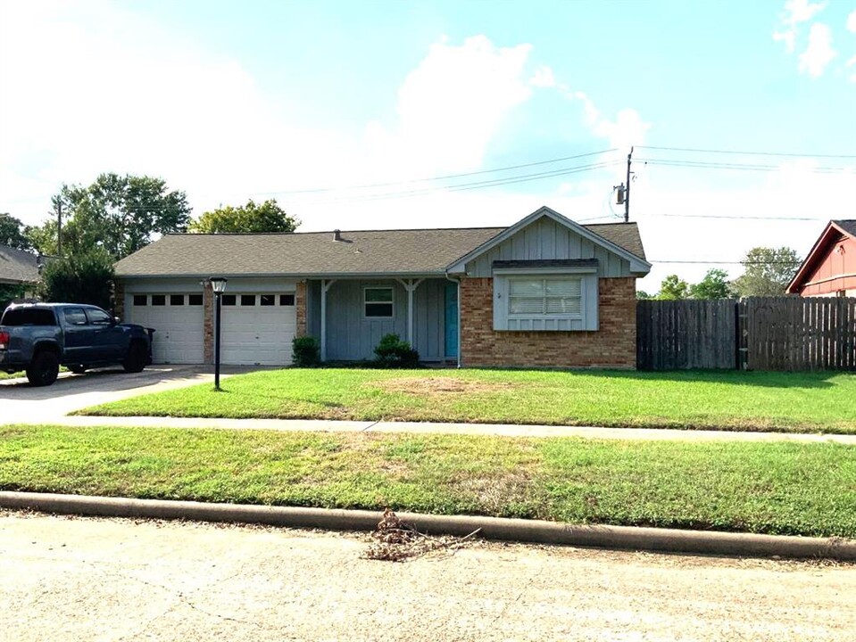 9927 Southport Dr in Houston, TX - Foto de edificio