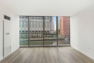 325 W Wolf Point Plaza in Chicago, IL - Building Photo - Building Photo