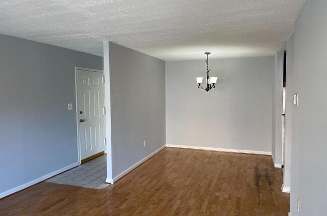 5106 F St SE, Unit 8 in Washington, DC - Foto de edificio - Building Photo