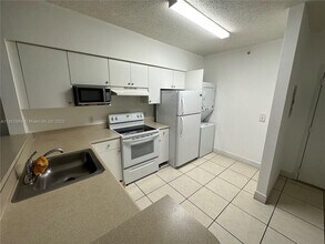 5099 NW 7th St in Miami, FL - Building Photo - Building Photo
