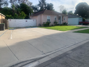 2746 E 221st Pl in Carson, CA - Foto de edificio - Building Photo
