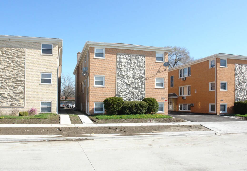 8666 Fullerton Ave in River Grove, IL - Building Photo