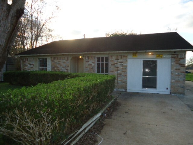 408 Fisher St in West Columbia, TX - Building Photo
