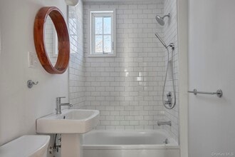 16 Oak St in Rhinebeck, NY - Building Photo - Building Photo