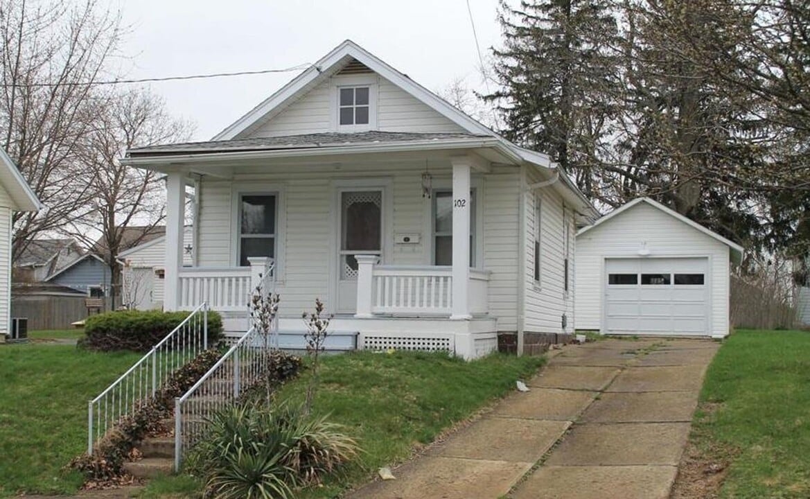 102 W Raleigh Ave in Mansfield, OH - Building Photo