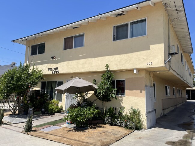 Willow Apartments in Compton, CA - Foto de edificio - Primary Photo