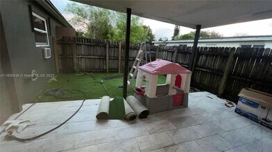 6390 Hayes St in Hollywood, FL - Building Photo - Building Photo