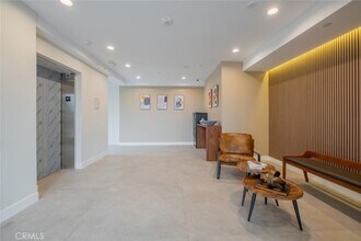 10218 Fernglen Ave, Unit 302 in Los Angeles, CA - Building Photo - Building Photo