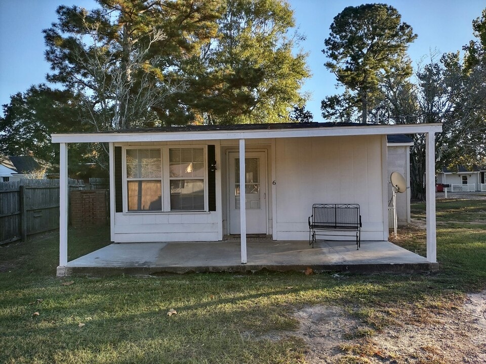 1166 Peachtree St in Louisville, GA - Building Photo