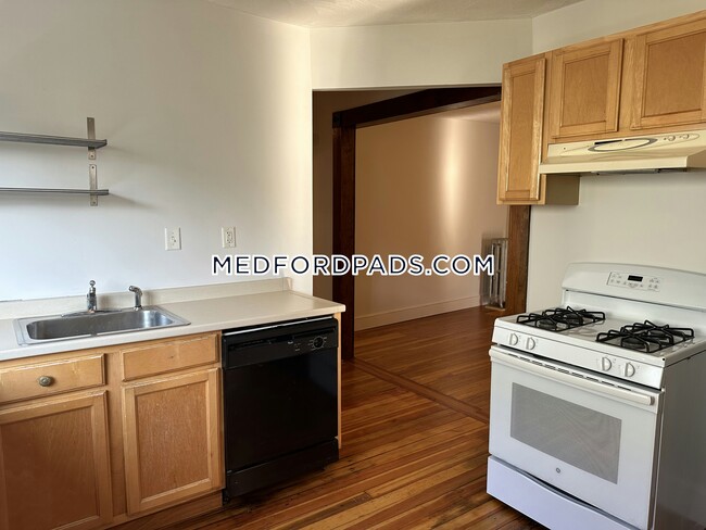 23 Renfrew St in Medford, MA - Foto de edificio - Building Photo