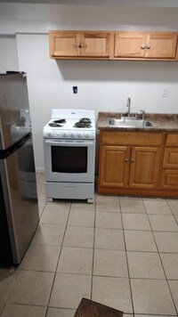 6121 N Marshall St - 10