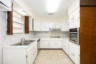 12114 Tams Dr in Baton Rouge, LA - Building Photo - Building Photo