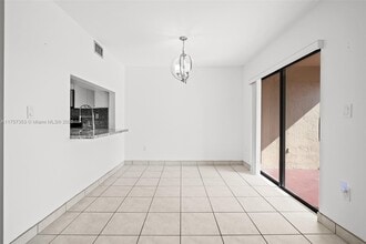 9285 SW 125th Ave, Unit # 405 in Miami, FL - Foto de edificio - Building Photo