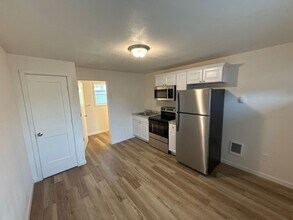 3361 Portland Rd NE-Unit -8 in Salem, OR - Building Photo - Building Photo