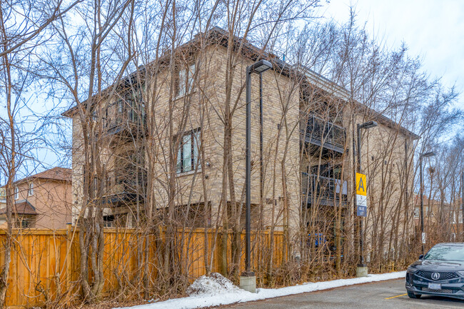 43 Sanderstead Av in Toronto, ON - Building Photo - Building Photo