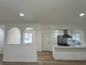 1038 S Kent Ct in Visalia, CA - Foto de edificio - Building Photo