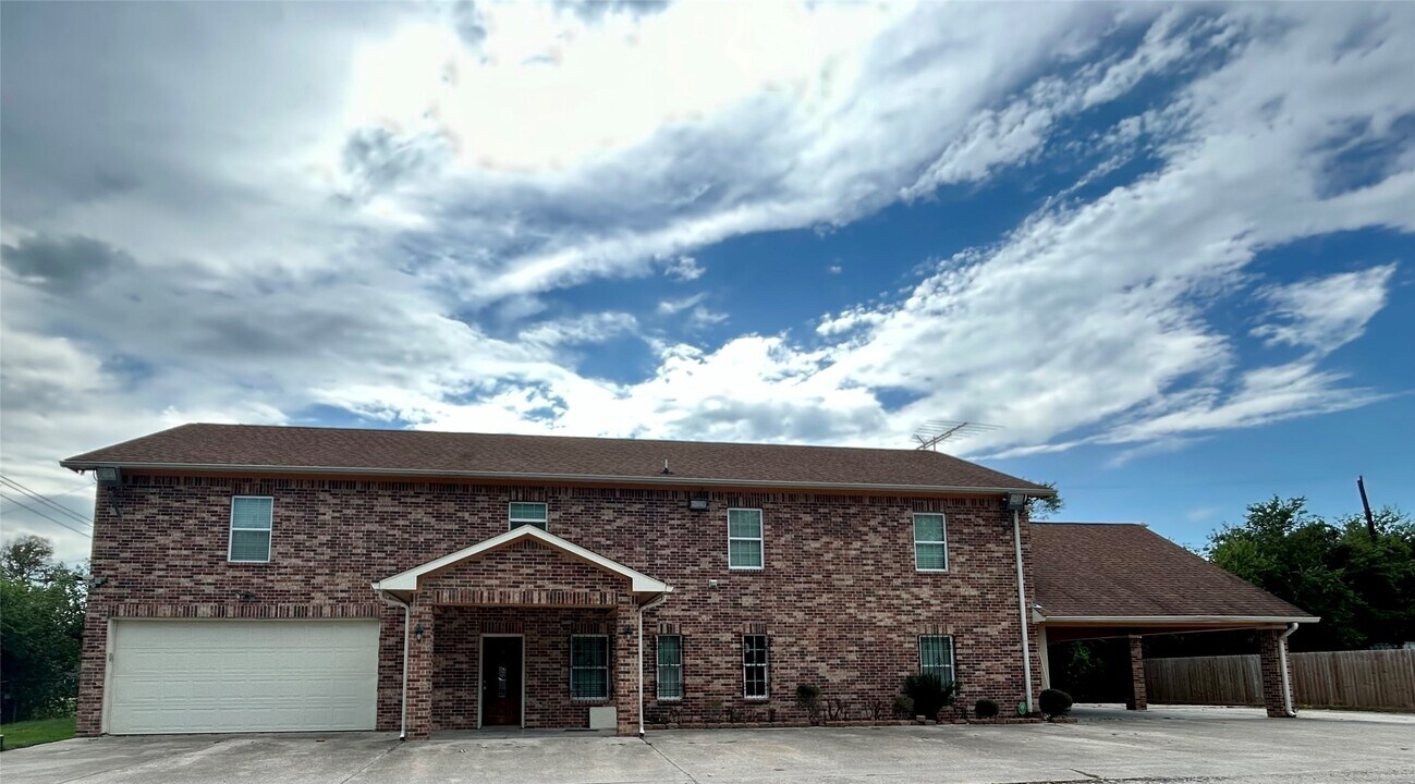 1424 N Market Loop in Baytown, TX - Building Photo