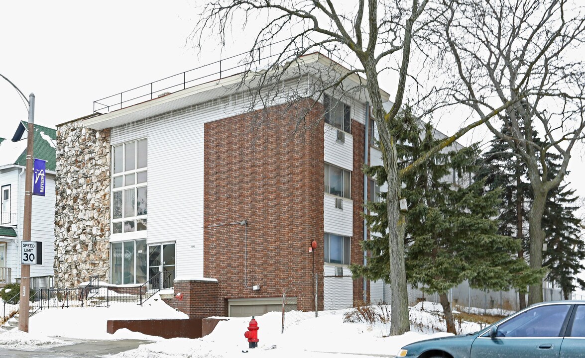 Howell Apartments in Milwaukee, WI - Building Photo