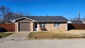 417 Wood St in Sanger, TX - Building Photo