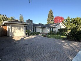 811 Southampton Dr in Palo Alto, CA - Building Photo