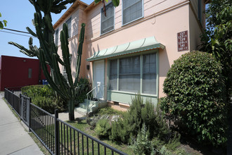 137 S Sweetzer Ave in West Hollywood, CA - Building Photo - Building Photo