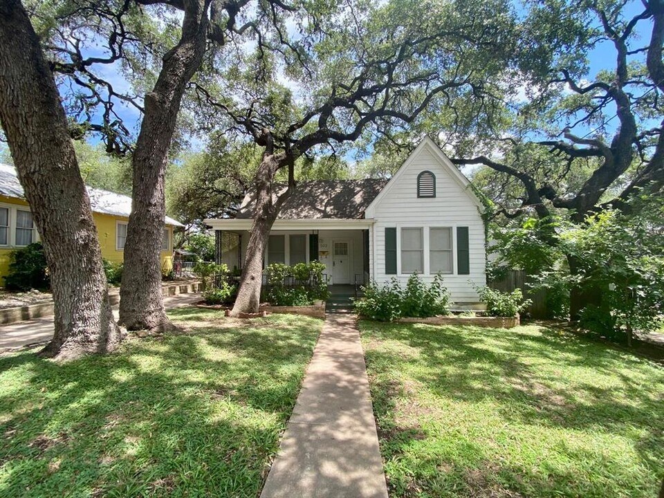 502 Academy Dr in Austin, TX - Building Photo