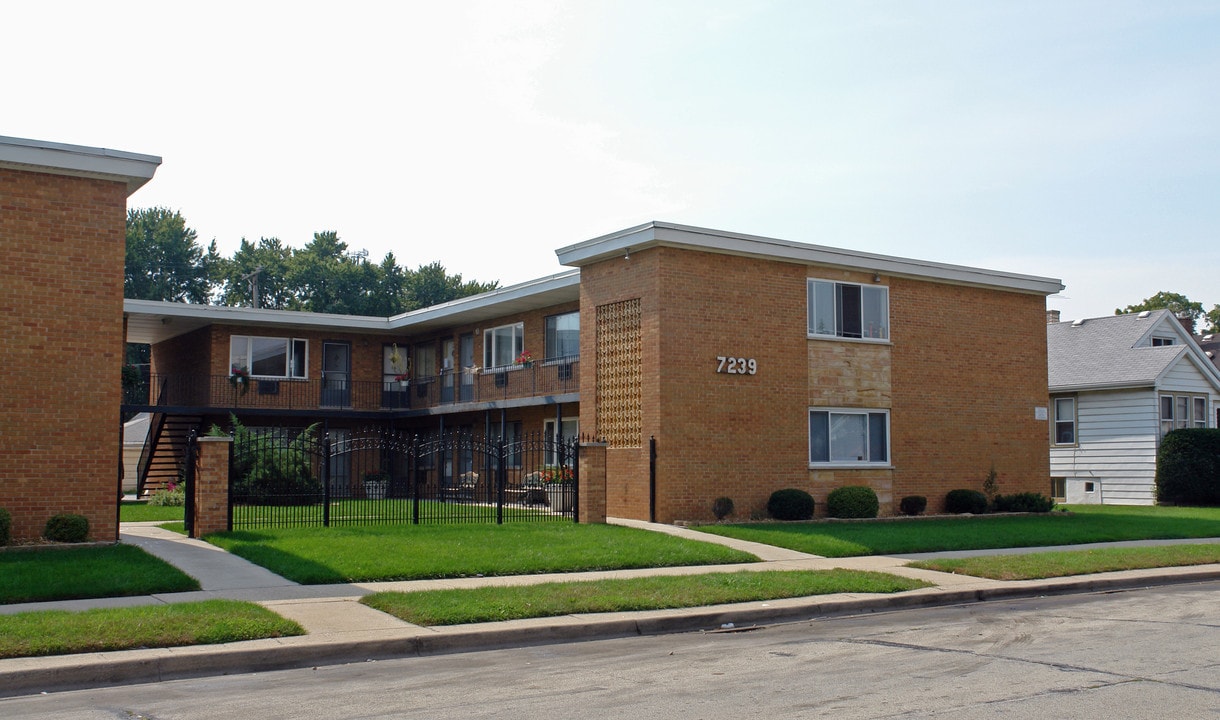 Summit Court Apartments in Summit, IL - Building Photo
