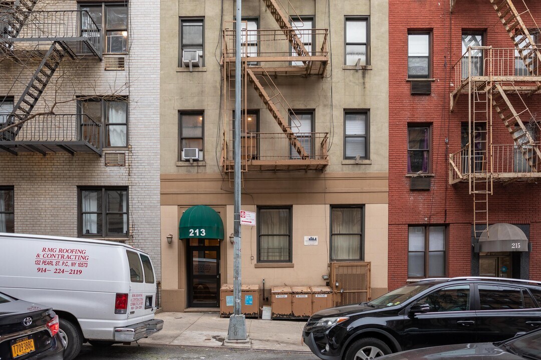 213 E 89th St in New York, NY - Building Photo