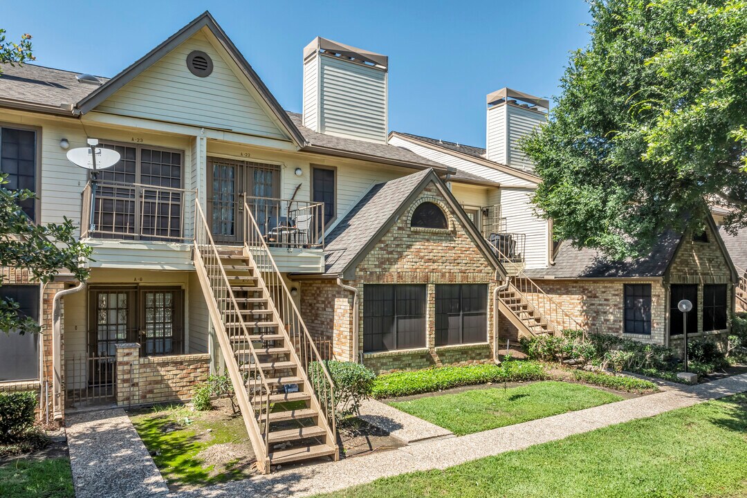 Plaza Place Condominiums in Houston, TX - Building Photo