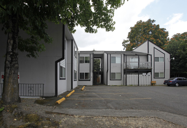 1330-1348 SE Tacoma St in Portland, OR - Building Photo - Building Photo