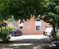 1020 NW 3rd St Apartamentos