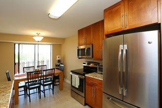 Americana Apartments in Highland Park, IL - Building Photo - Building Photo