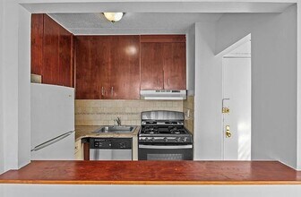 23-22 30th Rd in Queens, NY - Building Photo - Building Photo