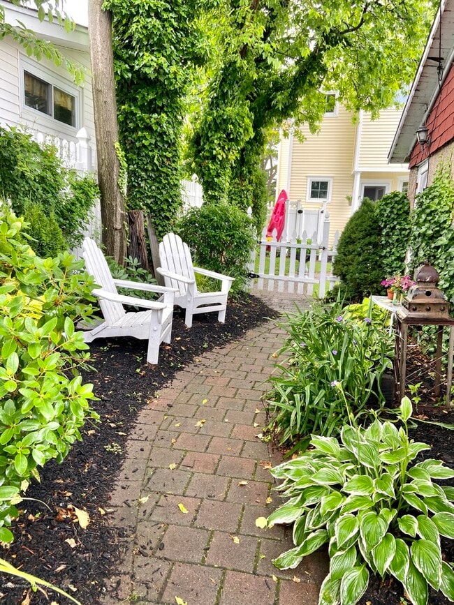 property at 435 Lincoln Ln