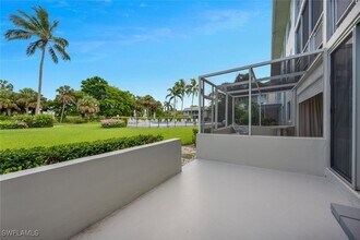 215 Cypress Way E in Naples, FL - Foto de edificio - Building Photo