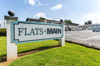 Flats on Main in Oxford, AL - Building Photo - Building Photo