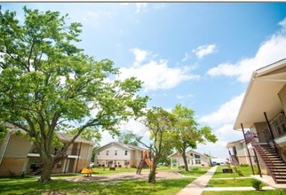 Oxford Square Apartments in Ada, OK - Building Photo - Building Photo