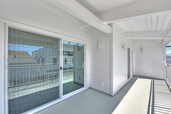 310 Bayview Dr in Hermosa Beach, CA - Foto de edificio - Building Photo