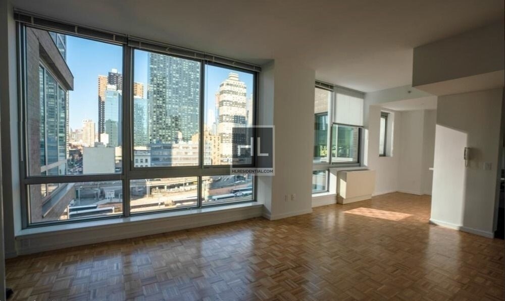 448 W 37th St-Unit -301 in New York, NY - Building Photo