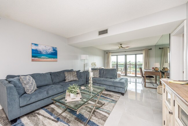 301 Ocean Bluffs Blvd-Unit -202 in Jupiter, FL - Building Photo - Building Photo