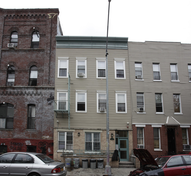 22 Locust Ave in Brooklyn, NY - Building Photo - Building Photo