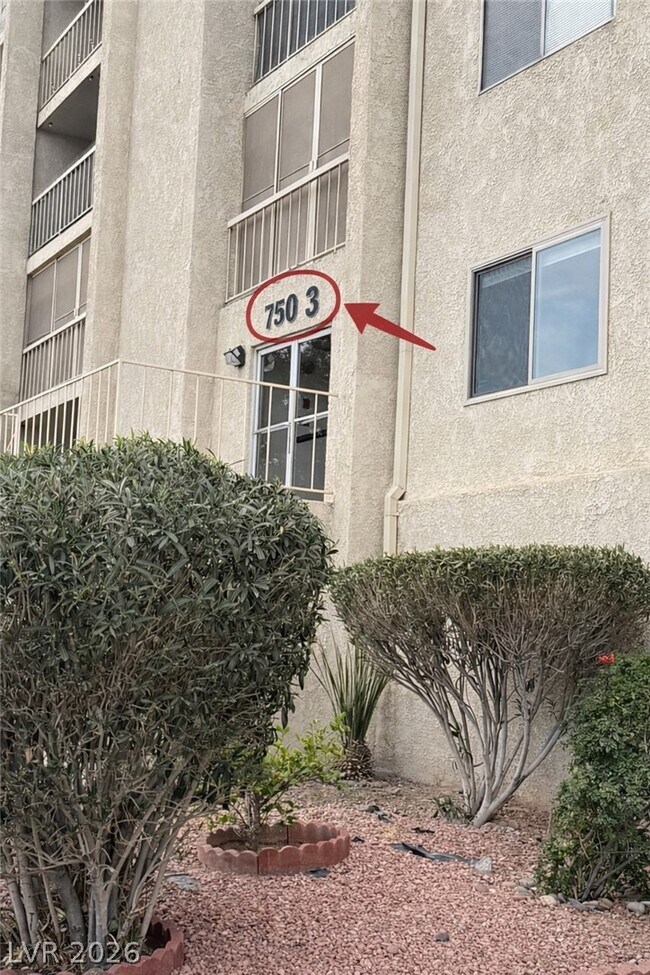 750 S Royal Crest Cir in Las Vegas, NV - Building Photo - Building Photo