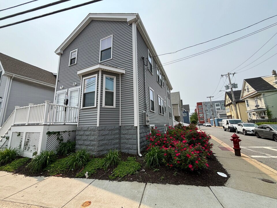 160 Bow St, Unit 2 in Everett, MA - Building Photo
