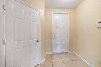 1927 Alamanda Way in Riviera Beach, FL - Building Photo - Building Photo