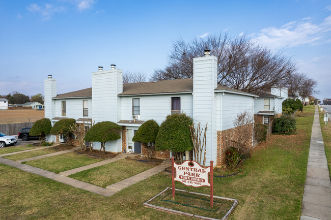 Central Park TownHomes in Fort Worth, TX - Building Photo - Building Photo