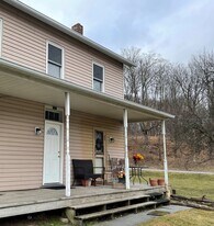 651 Seven Bridge Rd, Unit 1 in East Stroudsburg, PA - Building Photo